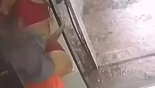 內衣廣告牌竟淪洩慾對象！噁男下方瘋摩擦模特兒　壞壞畫面全被拍下