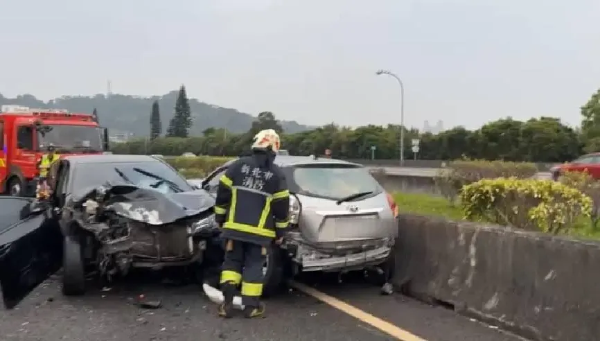 快訊/國道3號安坑隧道9車連撞　8傷2人送醫不治