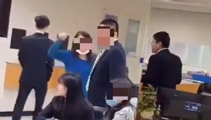 00940之亂！女買不到證券行獅吼「20萬還我」　失控畫面曝光