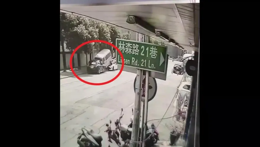影/高雄女逆撞路邊車輛！廂型車遭頂起「疊羅漢」影像曝