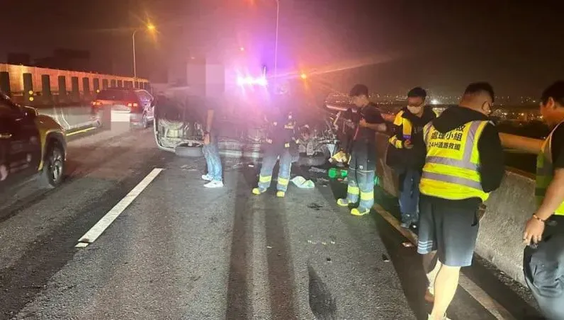 台64三重段深夜2車追撞「後車側翻」！　駕駛胸悶幸無大礙