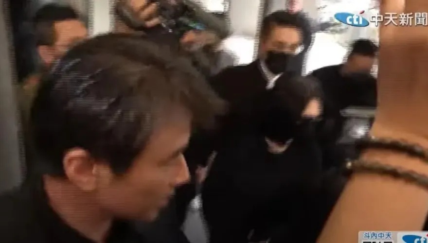影/小S緊牽許雅鈞送公公最後一程！許慶祥遺孀眼眶泛淚　場面哀戚