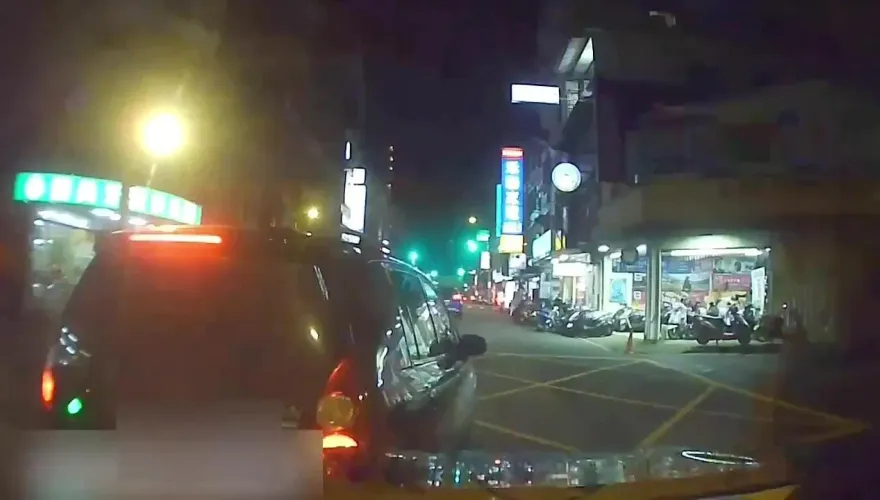 影/超ㄎ一ㄤ！他倒車猛撞又嗆聲　逃逸再撞車被查獲雙刀挨罰+吊扣駕照