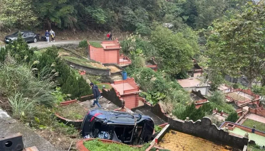 嚇死人！汐止轎車翻落第一公墓　3女爬出驚呆送醫
