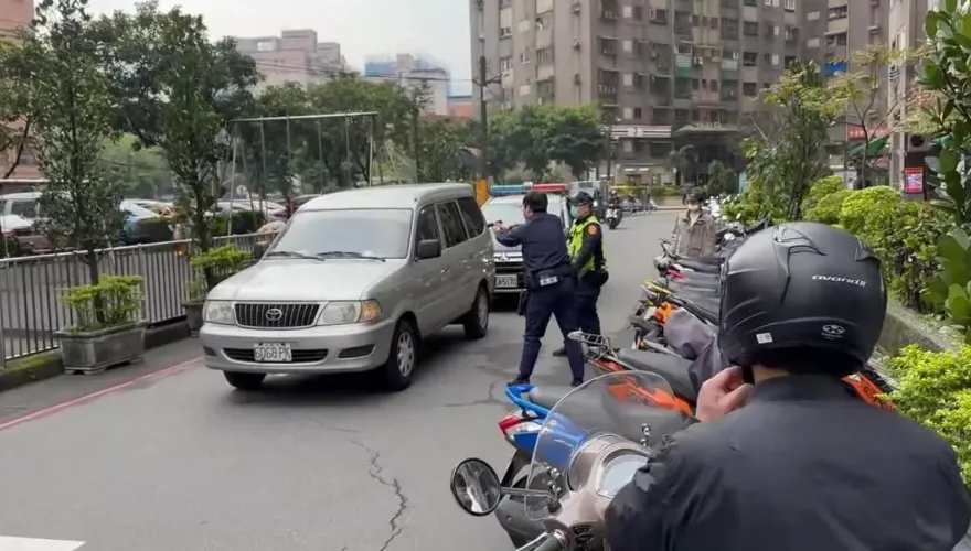 活該！汐止男不爽開車炸街！警拔槍拖他下車壓制逮捕