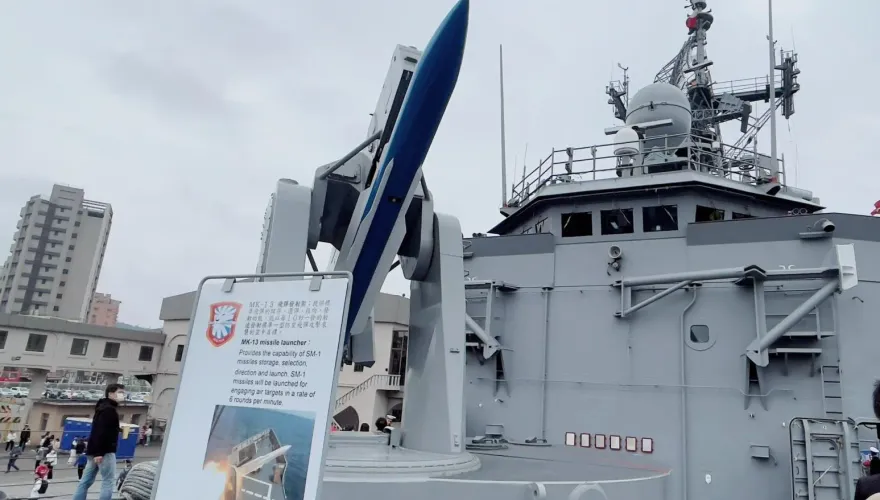 影/海軍敦睦支隊靠港基隆港  成功艦模擬裝填標一飛彈畫面曝光