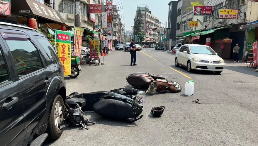 快訊/驚悚！高雄2機車對撞「煞車拉桿插進男腳掌」　緊急鋸斷送醫