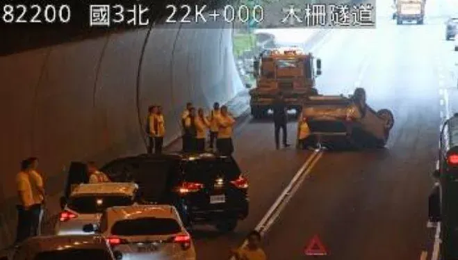 快訊/國3木柵隧道翻車！3車撞一團　54歲駕駛意識不清搶救中