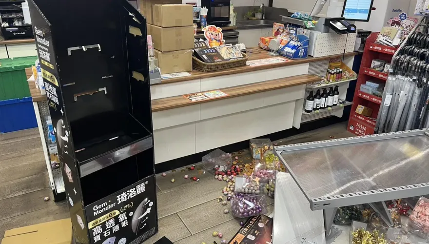影/直接送療養院！鶯歌女砸超商掌摑女店員　被逮還嗆警「我殘障」