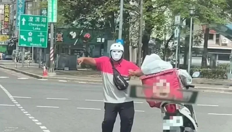 影／送餐送到鏘？高雄外送員等紅燈跳「科目三」　路口炫舞技吞2罰單