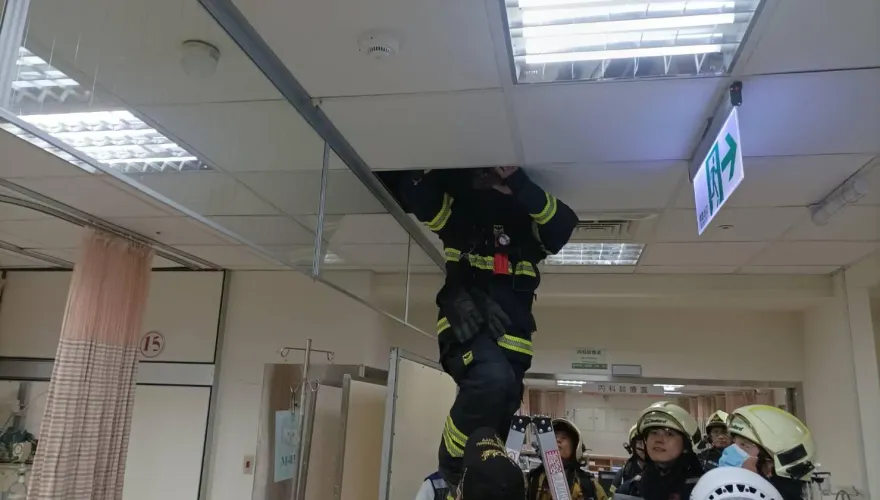 快訊/高醫驚傳火警！內科診區「天花板冒白煙」　院方緊急疏散大量病患