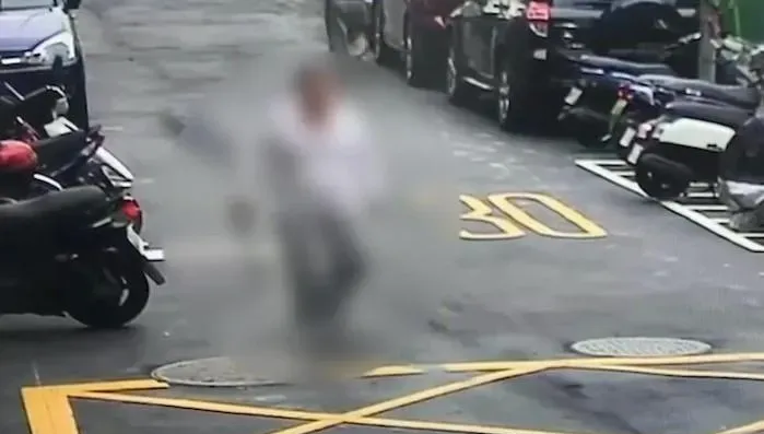 影/持西瓜刀恐怖畫面曝光！南港父子衝突　他酒後竟拿刀咆哮嚇壞路人