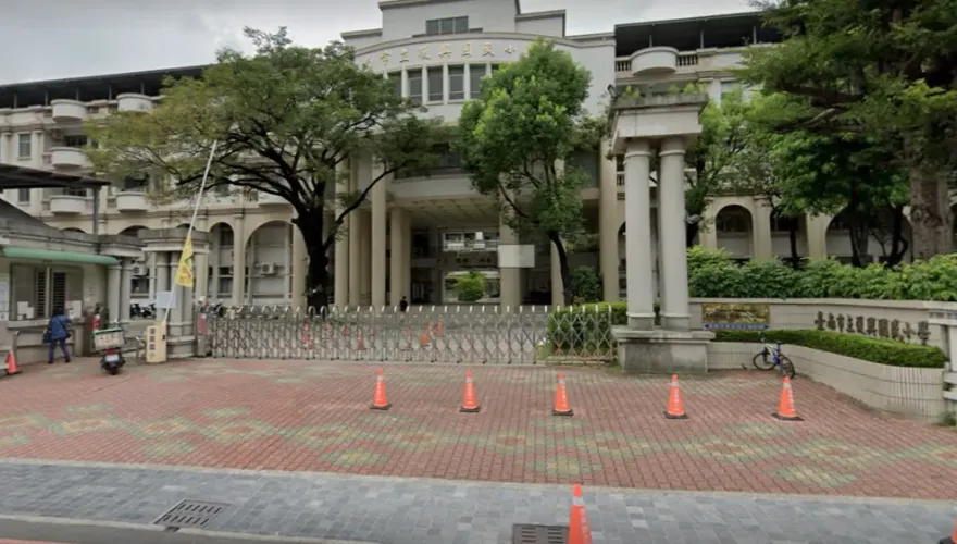 台南復興國小粉專被入侵「狂發色情片」！　校方急報警：快取消關注