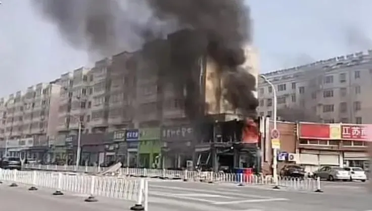影/「門窗炸飛數米遠」！江蘇燒烤店爆炸致2傷　疑又是瓦斯惹禍