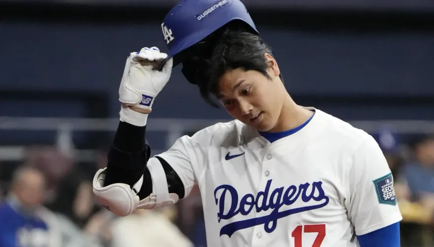 影/連兩打席遭三振！「用力一揮...頭盔落地」　大谷翔平無奈苦笑