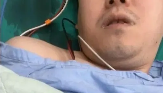 快訊/衝突畫面曝！港網媒創始人「姜牧師」左背遭捅刀倒地　警帶回關係人偵訊