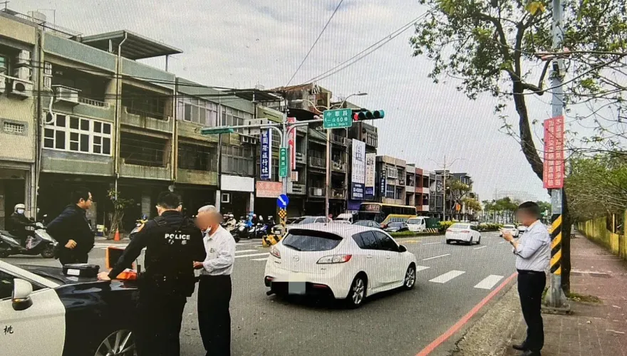 影/桃園嬤「帝王條款」護身闖紅燈　駕駛禮讓遭小黃追撞再衝人行道