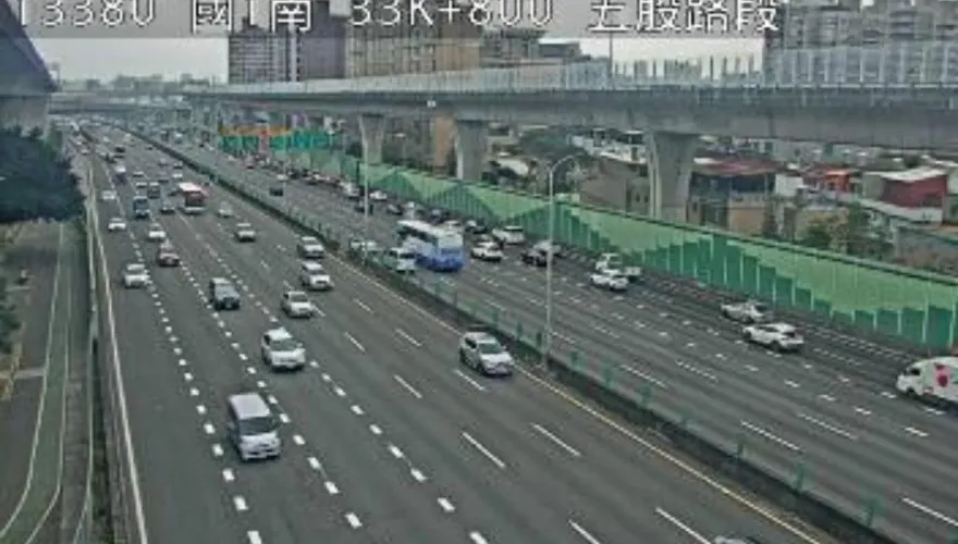 快訊／國1北上33.6K追撞車禍　占用外線車道回堵