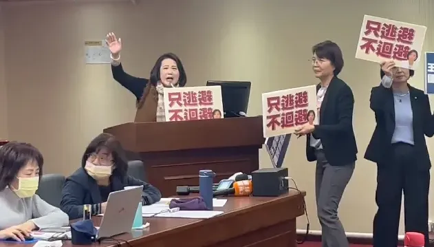 吳思瑤霸佔發言台！陳玉珍環抱掄牆...柯建銘急了