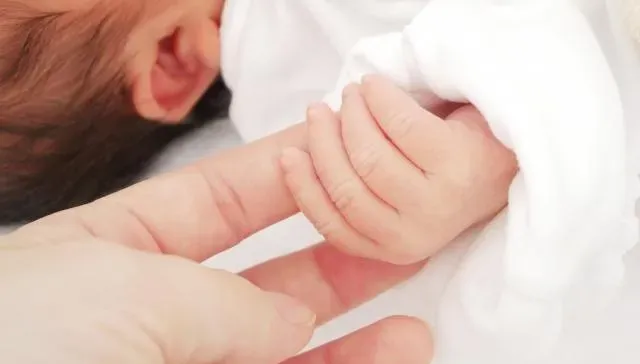 快訊/腸病毒再爆重症！未滿1歲嬰「痙攣+眼睛上吊」併發腦炎住加護