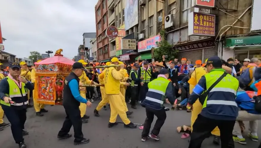 白沙屯媽祖/白沙屯媽祖「突轉向」...香燈腳讓路不慎撞倒嬤　祂趕緊向前關心
