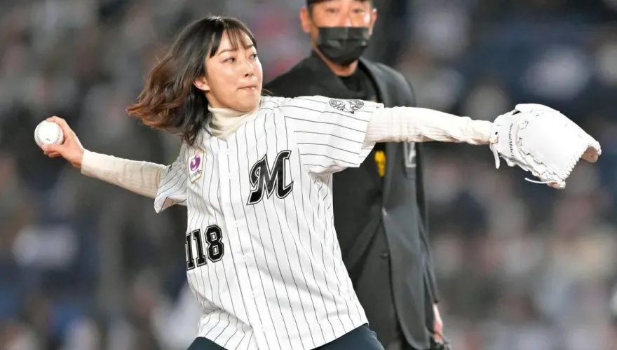 影/相隔2年再開球　菅野美穗站上羅德投手丘