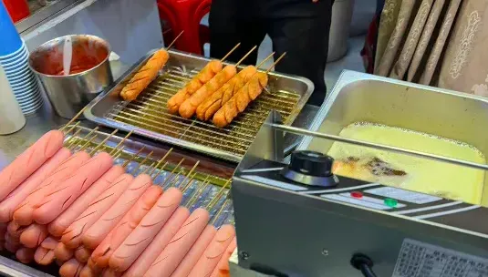抖音小吃「澱粉腸」翻車！被踢爆內含狗食原料「雞骨泥」　網驚：不敢吃了