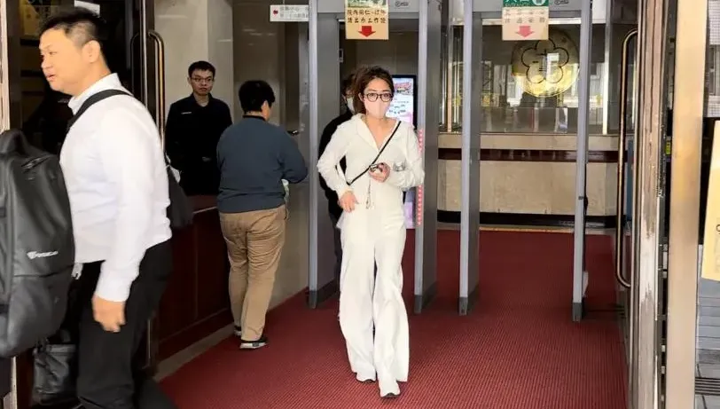 快訊/畫面曝光！林千又現身北檢淚灑法庭　庭外倚牆痛哭喊「不想面對！」