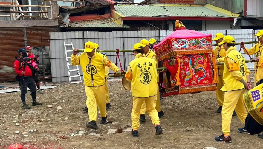 白沙屯媽祖/5年前被燒光！白沙屯媽轉進「苑裡市場工地」賜福　鎮長飆淚跪謝