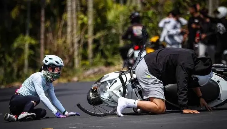 山道猴賠慘了！嘉義「阿婆灣」重機男撞飛正妹　公路車要價30萬