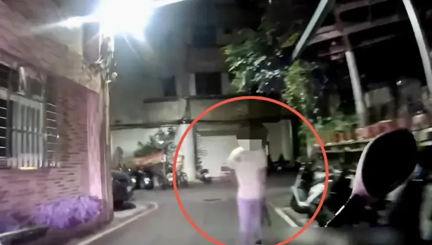 影/新北蘆洲狂男持雙刀逛大街　警奪刀壓制逮人送辦