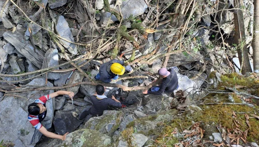 影/直擊土石眼前坍方！大鹿林道20名山友受困　警消馳援再遇山崩