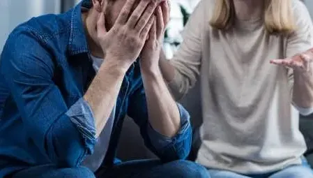 女友經期「內褲不換穿4天」！男友坐旁邊聞到崩潰　網批：胎哥鬼