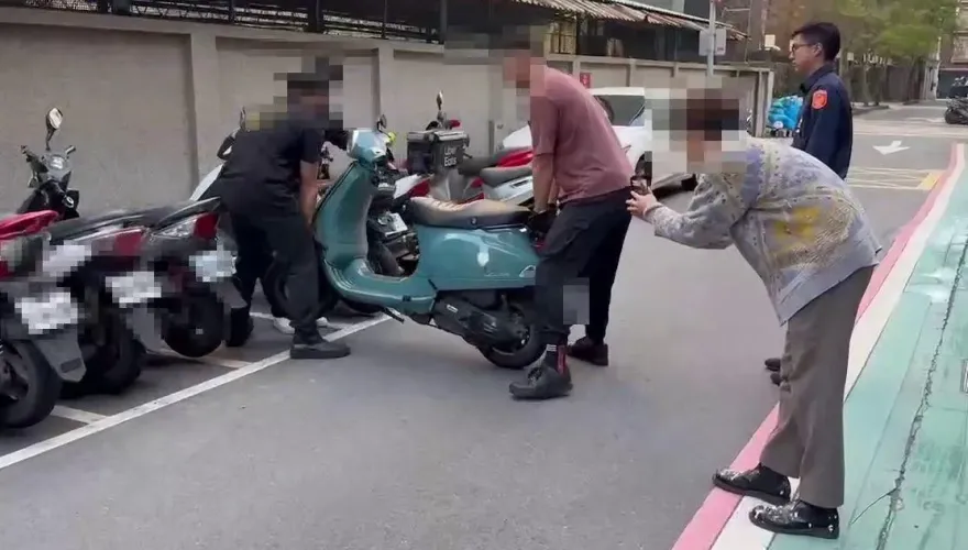 快訊/移走了！陌生男爽停王陽明公司車庫4天　警到場協助移到停車格