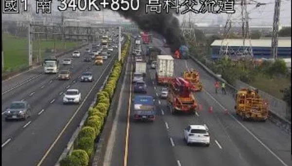 快訊/下班注意！國1南下路竹高科段大型車「駕駛座下燃燒」陷火海