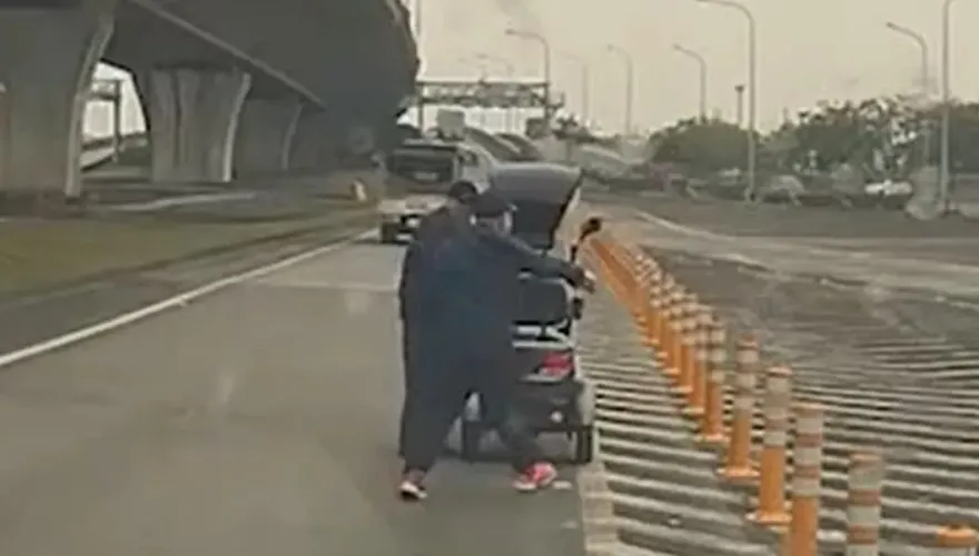 這誤闖太要命！超狂阿公騎電動代步車差點衝上國道5號　汽車駕駛嚇壞阻止