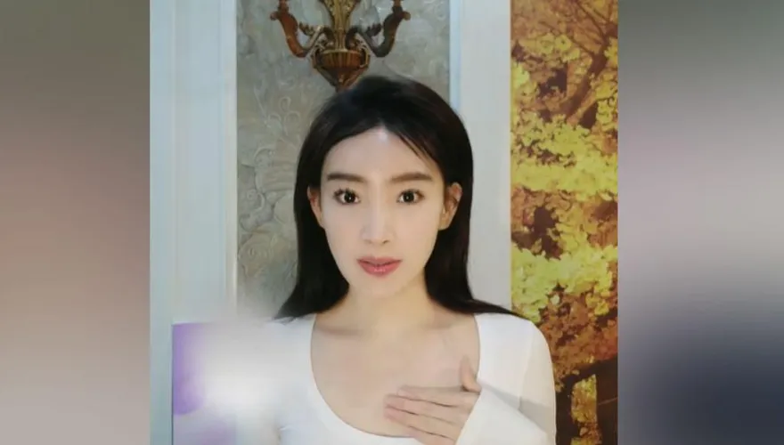 女主持人開直播「滑出露點照」！　她親上火線道歉：接受大家對我的批評