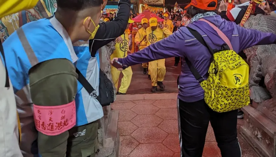 白沙屯媽祖/紫衣女「廟前攔轎」大喊護駕！　網掀兩派熱議：是在擋神嗎？
