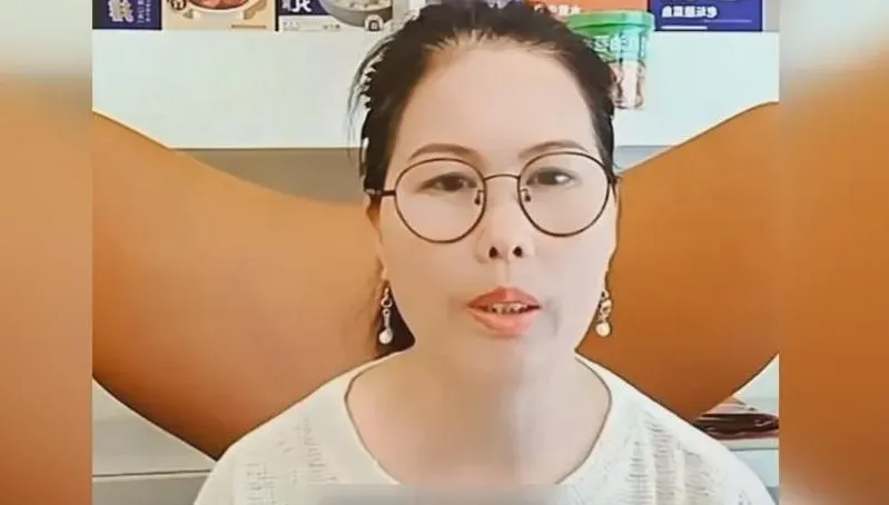 傳年薪破百萬！汪小菲保母直播帶貨賣酸辣粉　遭酸「全員吸血鬼」