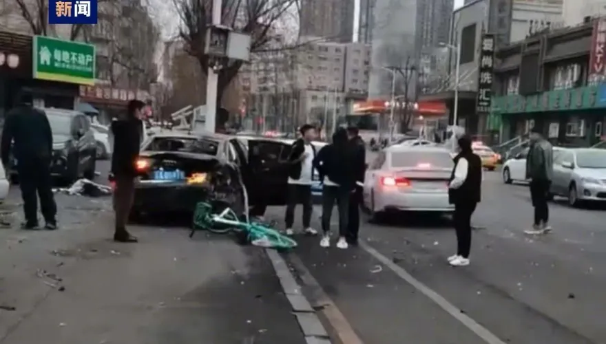 影/路人如保齡球瓶倒地！汽車逆向衝上人行道　「車內有鋼製氣罐」釀3死2傷