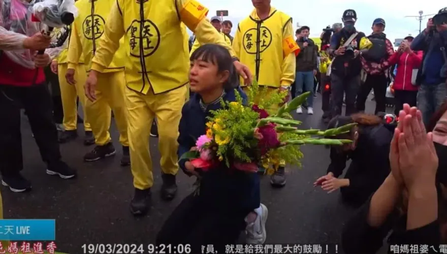 白沙屯媽祖/心碎了！小妹妹一家跪地哭求繞路祈福　鑾轎停3分鐘繼續趕路