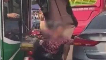 玩命關頭！南投7旬嬤飆代步車鑽車縫　天棚勾遊覽車照後鏡「翹雙輪」