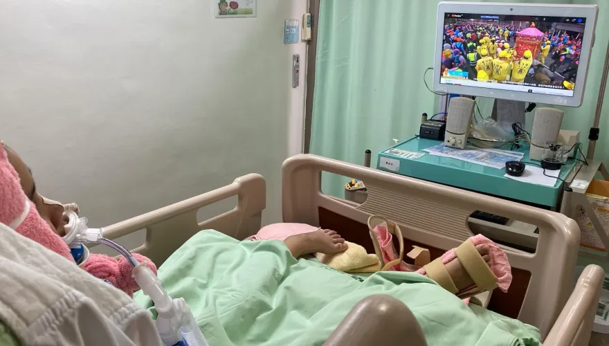 白沙屯媽祖/「粉紅超跑」要來了！彰化秀傳將為被撞小姊姊開直播