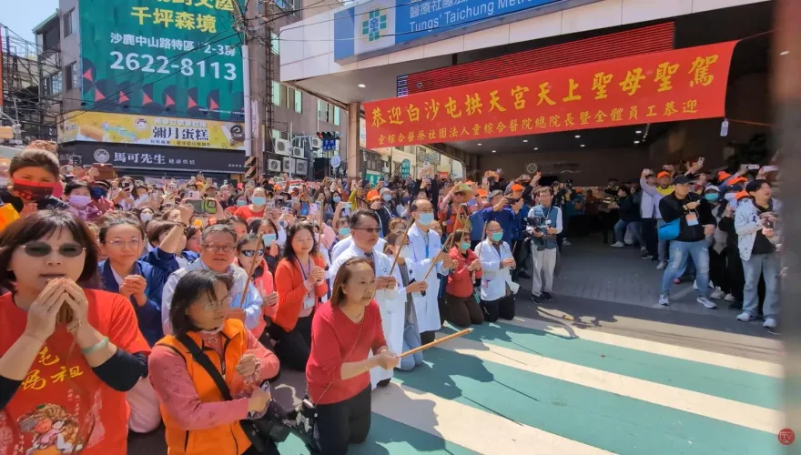 白沙屯媽祖/「粉紅超跑」移駕沙鹿童綜合祈福　白袍醫護跪迎