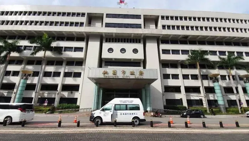 承諾查明真相「所有監視器都保留」！張善政趕赴醫院探視墜樓女學生