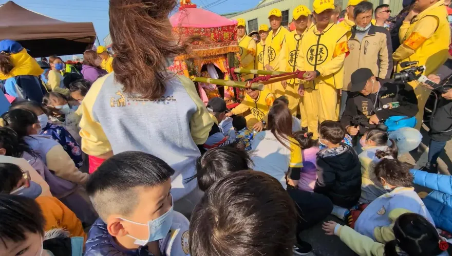 白沙屯媽祖/展現母愛慈悲！鑾轎破紀錄停駕　特允「小朋友們」鑽轎腳
