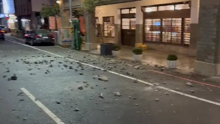 影/台南市林百貨大樓「大量磁磚掉落」！路旁轎車慘遭暴砸