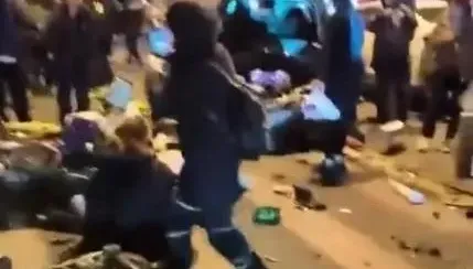 北京轎車衝撞機車再撞行人！多人倒地哀嚎場面驚悚　警急衝逮嫌犯