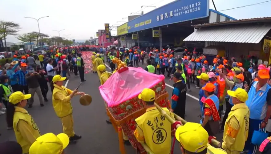 白沙屯媽祖/尷尬了！遇鞭炮陣迎駕竟「直接繞過」　網驚嘆：媽祖神風