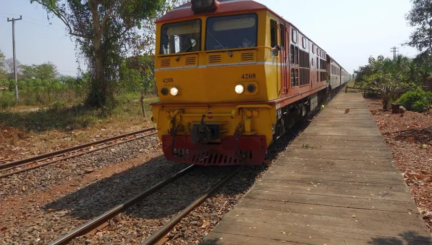 喝酒送命！醉漢喝太茫倒臥鐵軌上　火車煞不住直接輾過頭顱噴飛